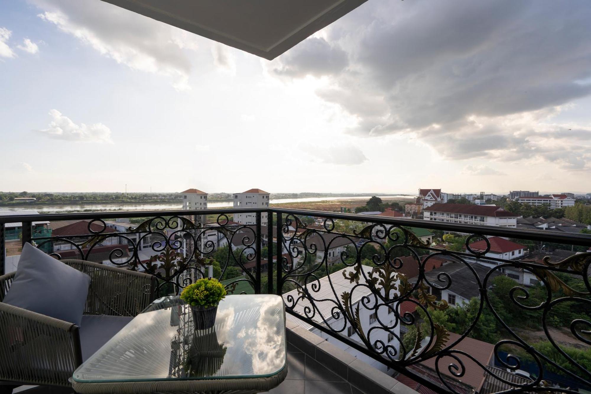 Executive King Room with River View - Non-Smoking